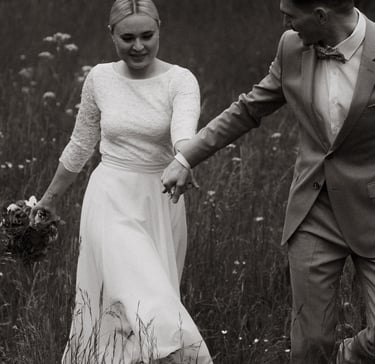 Hochzeitsfotograf in Wiener Neustadt für natürliche und authentische Hochzeitsfotos Paar in der Natur whimsical Hochzeit wien