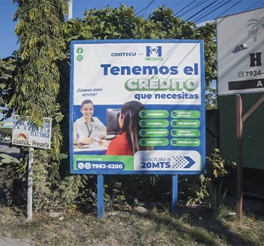 Valla publicitaria de gran formato para promociones y anuncios exteriores
