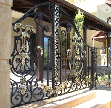 Portillon de maison noir et or
