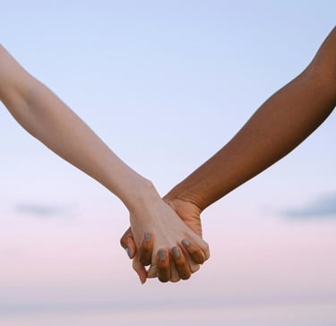 Deux mains qui se tiennent qui symbolisent la confiance