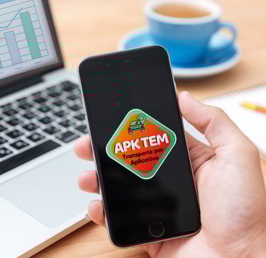 Uma pessoa segurando um celular com a logo do App Apktem.