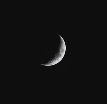 a crescent moon in the dark sky