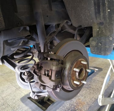 disco freno di un'auto nell'officina Spione