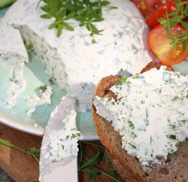 Herrlich lecker: Frischkäse aus Wiesenlabkraut auf frischem Brot