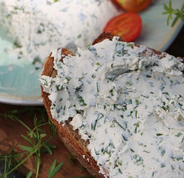 Kräuterfrischkäse selber herstellen: Ganz einfach mit nur drei Zutaten