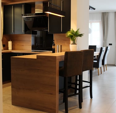 Küche des Nussberg Chalets mit Hochtisch