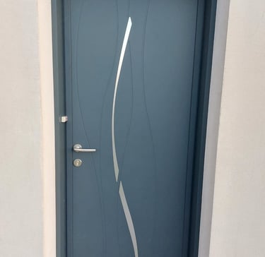 porte d'entrée noire avec design original posée par l'artisan menuisier en Vendée 