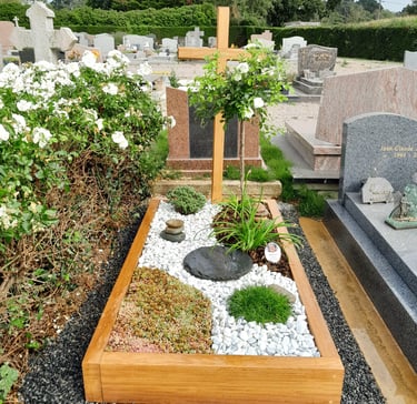 Sépulture naturelle avec cadre en bois, croix en bois et aménagement paysager jardin japonais