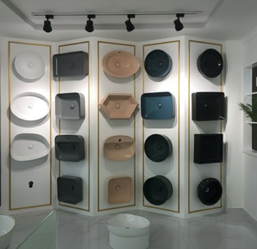 Showroom de design com parede expositora de cubas de banheiro em diferentes formatos e cores