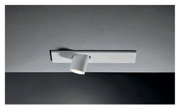 Sistema de iluminación TAUK 1 lineal con focos empotrados orientables en riel