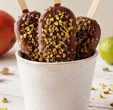 Ricette Vegane | Gelato a Stecco Mango e Yogurt con Croccante al Cioccolato