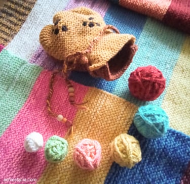 Kattenspeelopbergzak met gekleurde balletjes