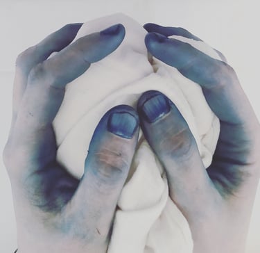 teinture à l'indigo mains bleues