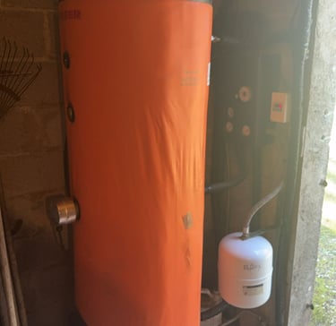 un grand chauffe-eau orange posé dans un garage