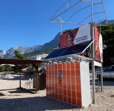 Consigna de equipaje en la playa con paneles solares