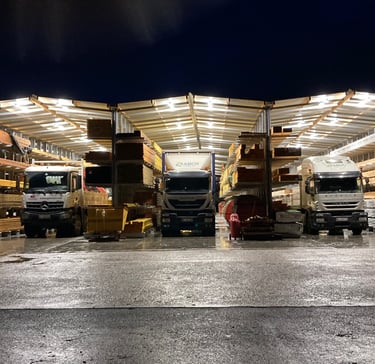 batiment-stockage-exterieur-avec-trois-camions