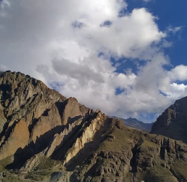 Vistas al cielo cordillerano y a la placa roja desde Vitamonti, en el corazón del Cajón del Maipo.