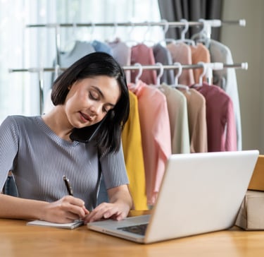 Frau sitzt am Schreibtisch