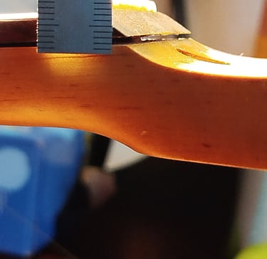 Table d''harmonie décollée sous l'action d'un trussrod trop serré