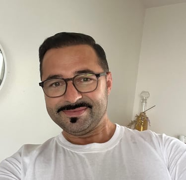 picture of a man with glasses 