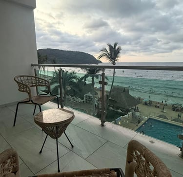 Balcón con vista al mar y sillas en bungalow de Bungalows Aleday a pie de playa en Los Ayala, Nayari