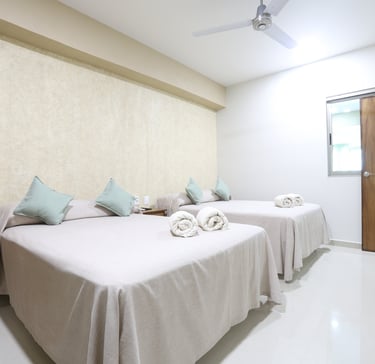 Habitación con dos camas matrimoniales en bungalows aleday