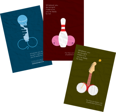 Drie posters met illustraties van een microfoon, bowlingpin en gitaar