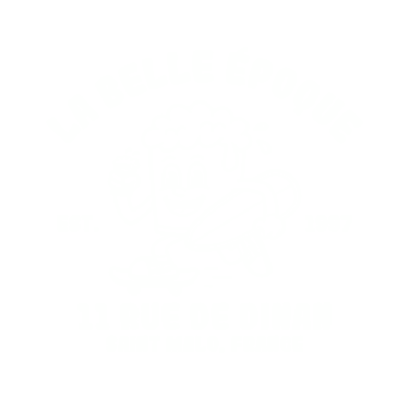 Bière avec un surf à la main 