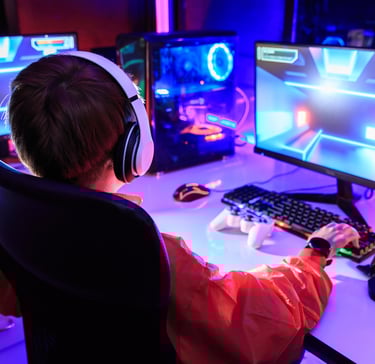 Curso de Criação de Games: Uma imagem de uma criança jogando no desktop