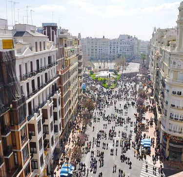 Esperando la mascletá en la plaza del ayuntamiento de Valencia