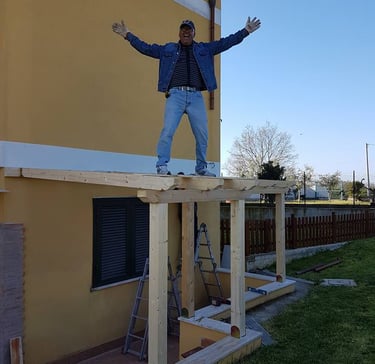 Struttura di una tettoia in legno su misura a Nettuno