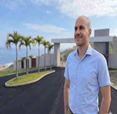 El economista y experto inmobiliario Ricardo Santos frente al ingreso del proyecto Vista al Mar