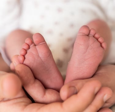 des petits pieds de bébé capturer lors d'une séance naissance