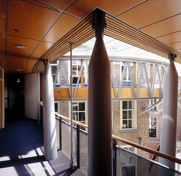 Interior do átrio central da prefeitura de Zutphen com as edificações tombadas integradas