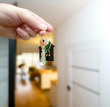 Persona sosteniendo las llaves de su nuevo hogar