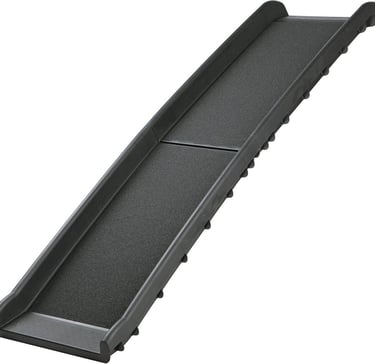 Zwarte kunststof Topmast hondenloopplank met antisliplaag, uitgevouwen tegen de achterbak van een au