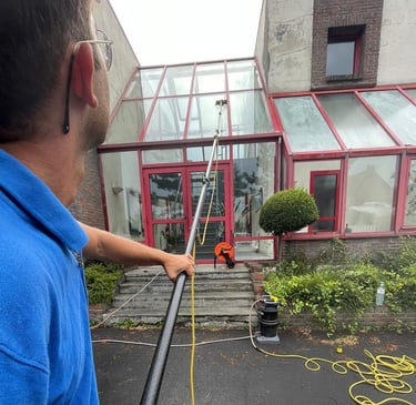 maxime-bac-laveur-de-vitres-a-valenciennes-entreprise-l-as-des-carreaux