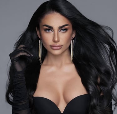 Maquilladora profesional realizando maquillaje glam en Valencia