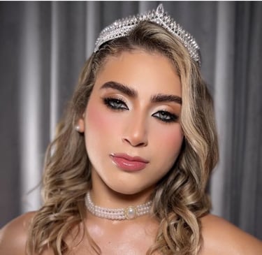 Novia con maquillaje de alta gama aplicado por Lizeth Quevedo