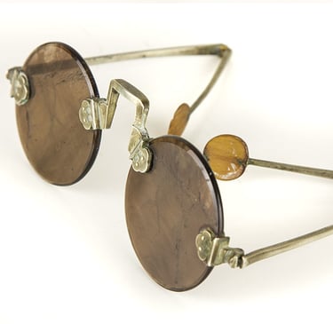 Lentes de sol chinos antiguos con montura metálica y lentes de cuarzo ahumado.