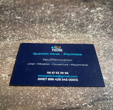 Verso d'une carte de visite bleu foncée avec logo créée par OpéPro pour Rêvez Piscine