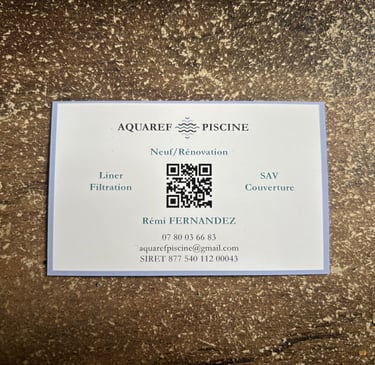 Verso d'une carte de visite avec QR CODE créée par OpéPro pour Aquaref Piscine