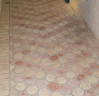 carreaux hexagonaux en terre cuite roses