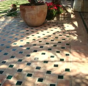 carreaux rosés et cabochons en terre cuite