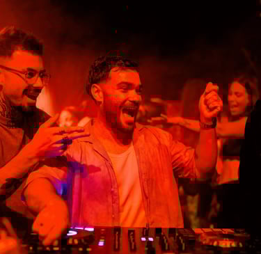 DJ Blood n' Gold mixing at Restaurant et bar Les Jardins de Beo à Canet-en-Roussillon