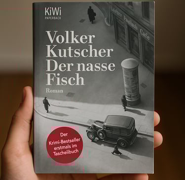 Hand hält den Roman ‚Der nasse Fisch‘ von Volker Kutscher vor einem neutralen Hintergrund.