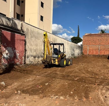 Comparativo de terreno antes e depois do serviço de terraplanagem e nivelamento.