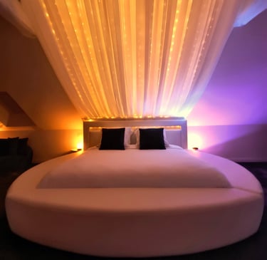 Lit de la love room de l'hebergement insolite