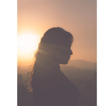 femme en clair obscur symbole de transition
