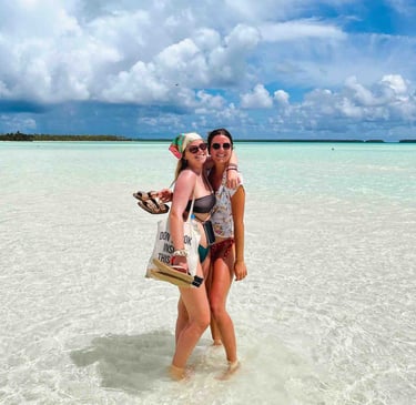 Eva et Manon dans le superbe lagon de Tetiaroa en Polynésie française.